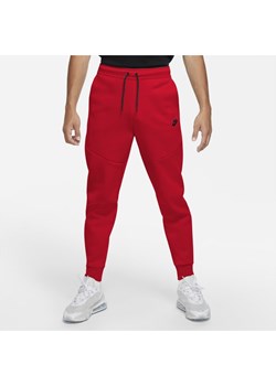 Joggery męskie Nike Sportswear Tech Fleece - Czerwony ze sklepu Nike poland w kategorii Spodnie męskie - zdjęcie 126288631