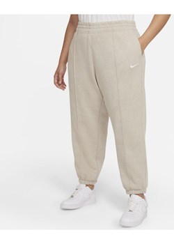 Damskie spodnie z dzianiny z efektem sprania Nike Sportswear Essential Collection (duże rozmiary) - Brązowy ze sklepu Nike poland w kategorii Spodnie damskie - zdjęcie 126294653