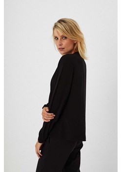 Gładka koszula z wiskozy czarna ze sklepu Moodo.pl w kategorii Bluzki damskie - zdjęcie 126860370