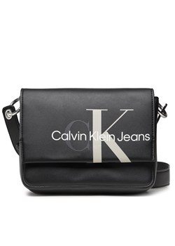 Listonoszka Calvin Klein matowa średnia w stylu młodzieżowym 