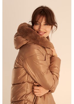 Pikowana, jasnobrązowa kurtka z kapturem wyłożonym futrem ze sklepu Greenpoint.pl w kategorii Kurtki damskie - zdjęcie 127378240