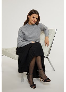 Sweter damski z delikatnym wzorem ze sklepu MONNARI w kategorii Swetry damskie - zdjęcie 127700330