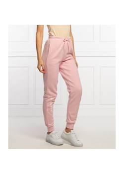 GUESS ACTIVE Spodnie dresowe | Regular Fit ze sklepu Gomez Fashion Store w kategorii Spodnie damskie - zdjęcie 128087720