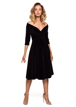 M645 Welurowa sukienka z dekoltem na ramionach - czarna ze sklepu Świat Bielizny w kategorii Sukienki - zdjęcie 128638680