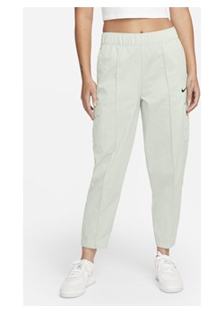 Damskie spodnie z tkaniny z wysokim stanem o kroju podkreślającym kształt ciała Nike Sportswear Essentials - Szary ze sklepu Nike poland w kategorii Spodnie damskie - zdjęcie 128795631