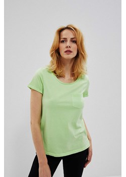 Gładki t-shirt z kieszonką ze sklepu Moodo.pl w kategorii Bluzki damskie - zdjęcie 128854000