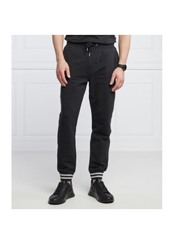 GUESS JEANS Spodnie dresowe Adam | Relaxed fit ze sklepu Gomez Fashion Store w kategorii Spodnie męskie - zdjęcie 129149104