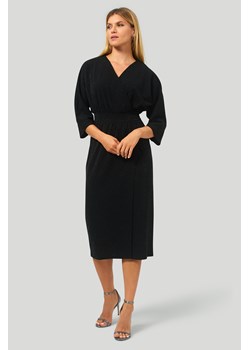 Czarna sukienka z błyszczącą nitką, zakładany dekolt ze sklepu Greenpoint.pl w kategorii Sukienki - zdjęcie 129198294