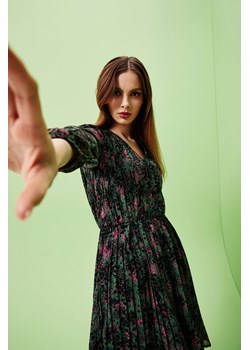 Plisowana sukienka z roślinnym wzorem ze sklepu Moodo.pl w kategorii Sukienki - zdjęcie 129529193