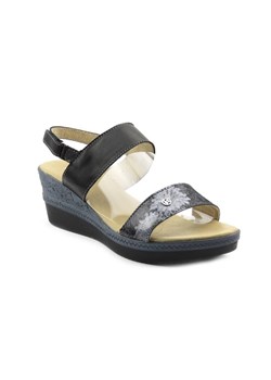 Skórzane sandały damskie na ozdobnym koturnie - HELIOS Komfort 250, czarne ze sklepu ulubioneobuwie w kategorii Sandały damskie - zdjęcie 131137821