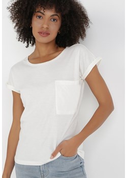 Jasnobeżowy T-shirt Haidaleia ze sklepu Born2be Odzież w kategorii Bluzki damskie - zdjęcie 131143044