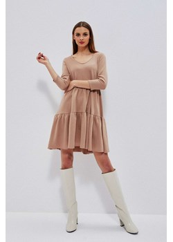 Sukienka z falbaną karmelowa ze sklepu Moodo.pl w kategorii Sukienki - zdjęcie 131143931