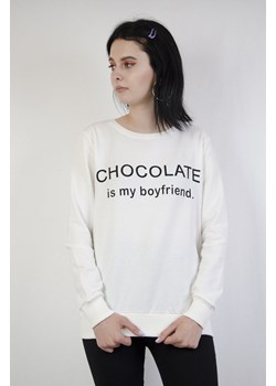 Bluza z napisem "Chocolate is my boyfriend" ze sklepu olika.com.pl w kategorii Bluzy damskie - zdjęcie 131169983