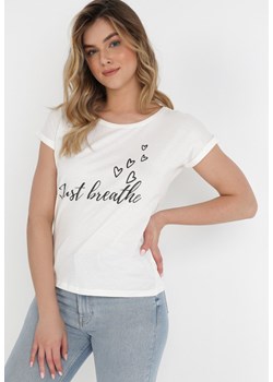Jasnobeżowy T-shirt Evesilea ze sklepu Born2be Odzież w kategorii Bluzki damskie - zdjęcie 131571901