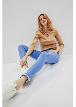 Jeansy medium waist z przetarciami nad kolanami niebieskie ze sklepu Moodo.pl w kategorii Jeansy damskie - zdjęcie 131575950