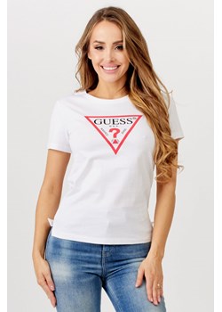 GUESS - Biały t-shirt damski z dużym trójkątnym logo ze sklepu outfit.pl w kategorii Bluzki damskie - zdjęcie 131872921