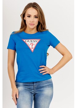 GUESS - Niebieski t-shirt damski z dużym trójkątnym logo ze sklepu outfit.pl w kategorii Bluzki damskie - zdjęcie 131946401