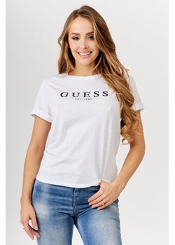 GUESS - Biały t-shirt damski z czarnym logo ze sklepu outfit.pl w kategorii Bluzki damskie - zdjęcie 132022812