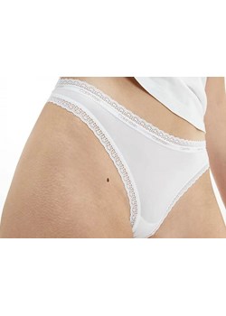 Stringi Calvin Klein ze sklepu Darbut w kategorii Majtki damskie - zdjęcie 132148204