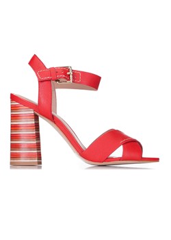 Damskie sandały skórzane na obcasie w paski czerwone ze sklepu WITTCHEN w kategorii Sandały damskie - zdjęcie 132430253