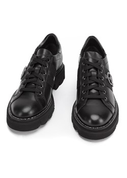 Damskie sneakersy skórzane z łańcuszkiem czarne ze sklepu WITTCHEN w kategorii Półbuty damskie - zdjęcie 132430481