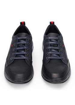 Męskie sneakersy z nubuku na grubej podeszwie czarno-granatowe ze sklepu WITTCHEN w kategorii Półbuty męskie - zdjęcie 132444261