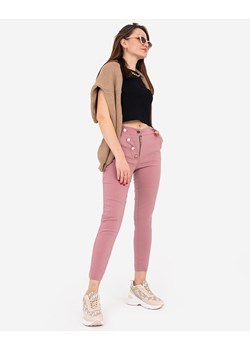 Różowe materiałowe spodnie damskie z ozdobnymi guzikami - Odzież ze sklepu royalfashion.pl w kategorii Spodnie damskie - zdjęcie 132622902