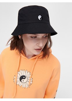 Cropp - Bucket hat z motywem yin yang - czarny ze sklepu Cropp w kategorii Kapelusze damskie - zdjęcie 132954104