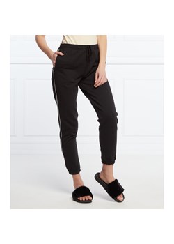 DKNY SLEEPWEAR Spodnie dresowe | Regular Fit ze sklepu Gomez Fashion Store w kategorii Spodnie damskie - zdjęcie 133084764