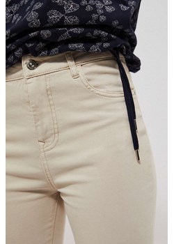 Gładkie spodnie 7/8 beżowe ze sklepu Moodo.pl w kategorii Spodnie damskie - zdjęcie 133159520