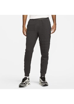 Męskie spodnie z zaawansowanej technologicznie dzianiny Nike Sportswear Therma-FIT ADV Tech Pack - Czerń ze sklepu Nike poland w kategorii Spodnie męskie - zdjęcie 133270340