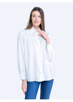 Koszula damska ze stójką i wiązaniem biała Kimtore 100 ze sklepu Big Star w kategorii Koszule damskie - zdjęcie 133510372