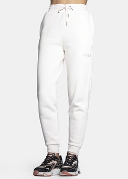 Spodnie dresowe damskie białe Guess Alene ze sklepu Sneaker Peeker w kategorii Spodnie damskie - zdjęcie 133999353