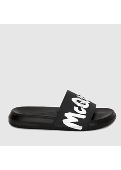 Alexander McQueen - Czarne klapki męskie z białym logo ze sklepu outfit.pl w kategorii Klapki męskie - zdjęcie 134184444