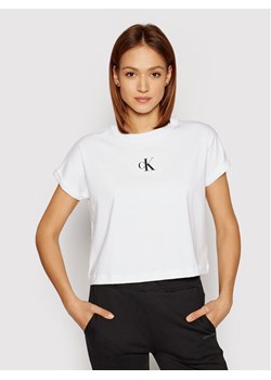 Bluzka damska Calvin Klein na wiosnę z napisem 
