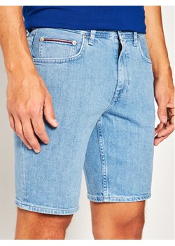 Tommy Hilfiger Szorty jeansowe Brooklyn MW0MW13604 Niebieski Regular Fit ze sklepu MODIVO w kategorii Spodenki męskie - zdjęcie 134309990