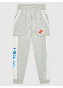 Nike Spodnie dresowe Air DA0710 Szary Standard Fit ze sklepu MODIVO w kategorii Spodnie chłopięce - zdjęcie 134345900