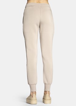 Spodnie dresowe damskie beżowe Guess Allie Scuba Cuff Pants ze sklepu Sneaker Peeker w kategorii Spodnie damskie - zdjęcie 134751540