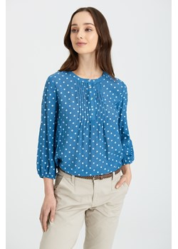 Luźna bluzka z ozdobnymi zakładkami przy dekolcie, nadruk w groszki ze sklepu Greenpoint.pl w kategorii Bluzki damskie - zdjęcie 134916000