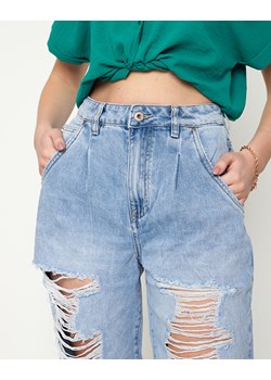 Jasnoniebieskie damskie spodnie jeansowe z dziurami - Odzież ze sklepu royalfashion.pl w kategorii Jeansy damskie - zdjęcie 135157524