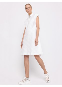 Biała fakturowana sukienka Deni Cler Milano ze sklepu Eye For Fashion w kategorii Sukienki - zdjęcie 135311173