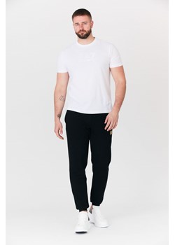 EA7 EMPORIO ARMANI - Czarne spodnie dresowe o ciekawej fakturze ze sklepu outfit.pl w kategorii Spodnie męskie - zdjęcie 135353343