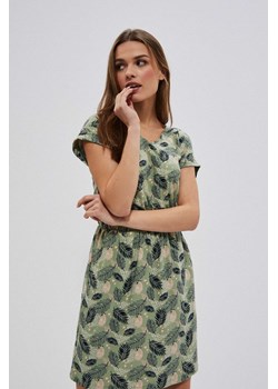 Sukienka z roślinnym nadrukiem ze sklepu Moodo.pl w kategorii Sukienki - zdjęcie 136256680