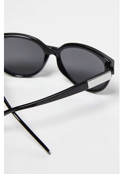 Okulary przeciwsłoneczne z metalową wstawką czarne ze sklepu Moodo.pl w kategorii Okulary przeciwsłoneczne damskie - zdjęcie 136256743