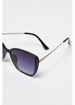 Okulary przeciwsłoneczne o kwadratowym kształcie czarne ze sklepu Moodo.pl w kategorii Okulary przeciwsłoneczne damskie - zdjęcie 136256763