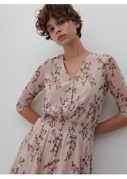 Sukienka Reserved mini różowa w abstrakcyjne wzory z krótkim rękawem 