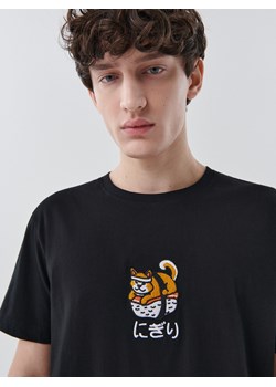 Cropp - Czarny t-shirt z haftem - czarny ze sklepu Cropp w kategorii T-shirty męskie - zdjęcie 137203680