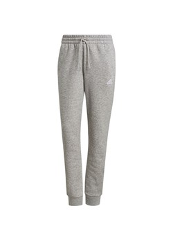 Spodnie dresowe damskie Essentials Fleece Logo Pants Adidas ze sklepu SPORT-SHOP.pl w kategorii Spodnie damskie - zdjęcie 138179503