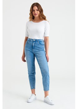 Spodnie jeansowe typu mom fit, jasnoniebieskie ze sklepu Greenpoint.pl w kategorii Jeansy damskie - zdjęcie 138379661