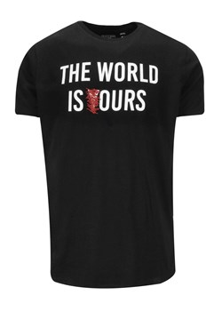 T-Shirt Czarny z Nadrukiem THE WORLD IS OURS, Okrągły Dekolt -BRAVE SOUL TSBRSSS22OURSjetblack ze sklepu JegoSzafa.pl w kategorii T-shirty męskie - zdjęcie 138622574
